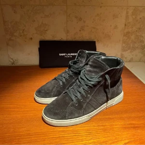 Saint laurent Joe hightop - Ysl hightop, skor, sneakers i storlek 42. Mycket fint skick! Ovanlig och cool model som jag tyvärr har fått för stora fötter för att kunna använda:/