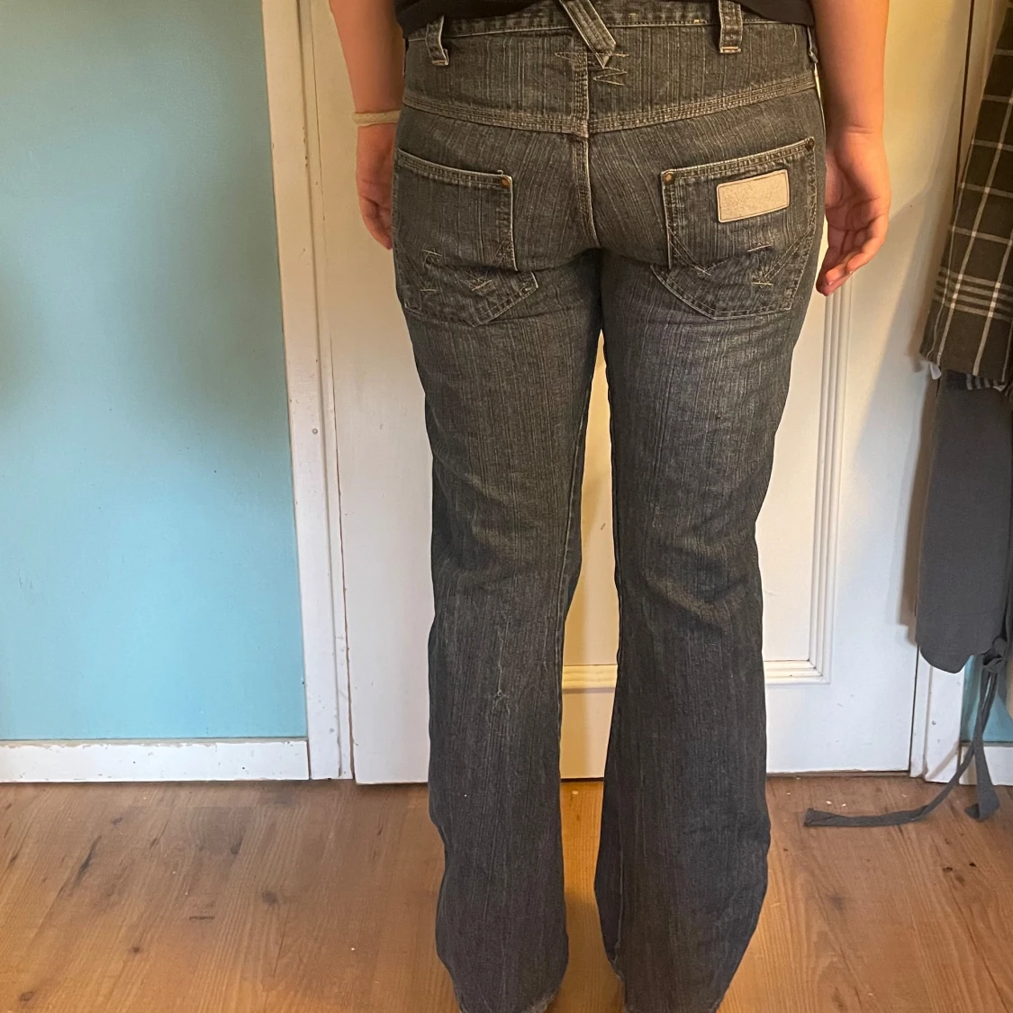 Lågmidjade wrangler bootcut jeans mörkblå strl 32x32 - 1