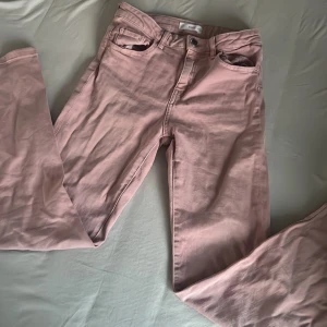Rosa jeans🤪 - Säljer mina rosa jeans från mango då de inte kommit till användning, knappast använda och mycket bra skick💞