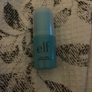 e.l.f. Stay Cool Primer Stick - Fräsch blå primer stick från e.l.f. Stay Cool-serien. Kommer i en smidig stickform med genomskinligt lock, perfekt att ta med i väskan. Ger en svalkande känsla och återfuktar huden innan sminket. Enkel att applicera direkt på ansiktet.