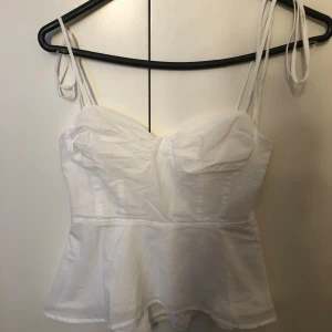 Vit korsett-topp med knytband - Säljer denna toppen från shein som är helt oanvänd, lik den från zara! Pris kan diskuteras  ❣️