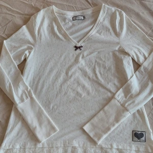 Coquette tröja - En jätte gullig Coquette tröja från Blooming I stl M. Tröjan har en jätte fin spets kant längst ner, en gullig brun rosett vid halsen och sist men inte minst ett jätte gulligt prickigt mönster över hela tröjan I rosa🌸.         Tröjan är aldrig använd men har tyvärr inte lappen kvar💕🪷