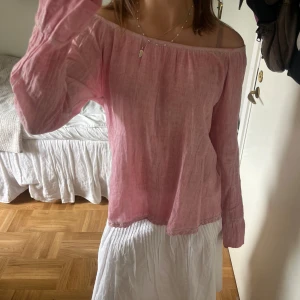 Off shoulder blus - Söt rosa off shoulder blus! Står inget märke eller storlek men skulle säga s/m
