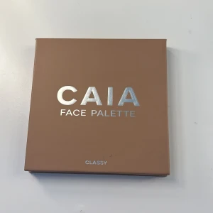 CAIA Face Palette Classy - Snygg face palette från CAIA i färgen Classy. Paletten innehåller contour, blush, bronzer och highlighter, har endast använt highlightern några få gånger och bara testat dom andra en gång. Pris kan diskuteras