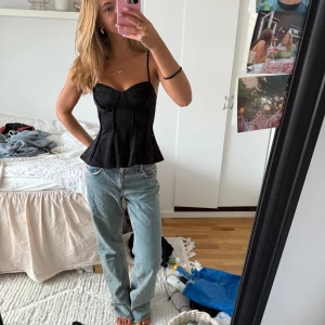 Svart topp  - Svart topp från H&M som är perfekt för en utekväll!Endast använd en gång