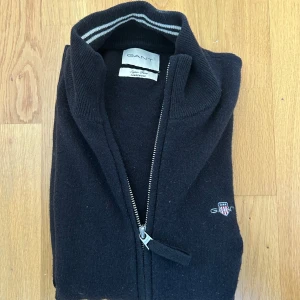 Gant tröja - Säljer en svart fullzip från Gant. Tröjan är i strlk S. Den är gjord av fint lammull vilket är som tjockare kashmir. Den är använd ett fåtal gånger.  Säljer då den inte används.                                                                        Pris kan sänkas vid snabb affär