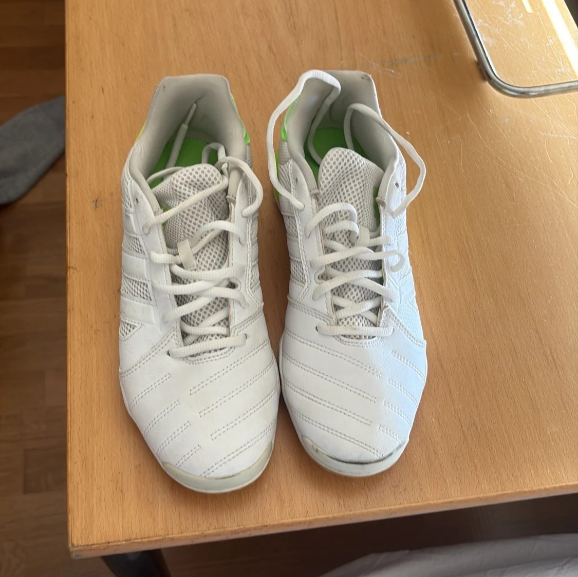 Vita Adidas Sala sneakers med gröna detaljer - 1