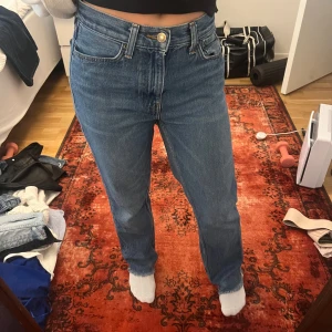 Blå raka jeans - Zara jeans i blå tvätt, är runt 163 för referens🫶