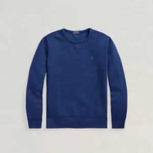 Blå sweatshirt från Polo Ralph Lauren - Klassisk blå sweatshirt från Polo Ralph Lauren med rund halsringning och broderad grön logga på bröstet. Tröjan har långa ärmar och ribbade muddar vid ärmslut och nederkant. Perfekt för en avslappnad stil.