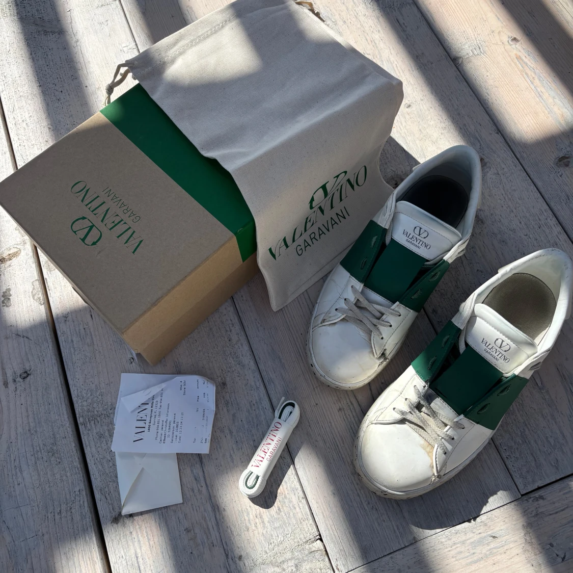 Valentino Garavani sneakers med grön detalj - 2