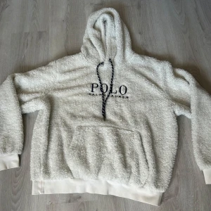 Ralph Lauren hoodie  - Säljer denna Ralph Lauren hoodie med FRI FRAKT denna vecka. Hoodie går för 3000kr ny-mitt pris är 900. Hoodien är nästan helt ny. Jag skickar med T-shirten på sista bilden om man betalar fullt pris. Hoodien är i storlek m men T-shirten är i storlek s. 