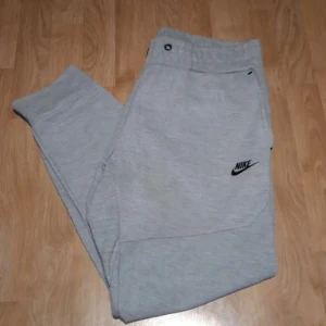 Nike Tech Sweatpants - Lite noppriga och snören som saknas, förövrigt hela och rena. Kan frakta eller mötas upp centralt i Karlskoga 📦