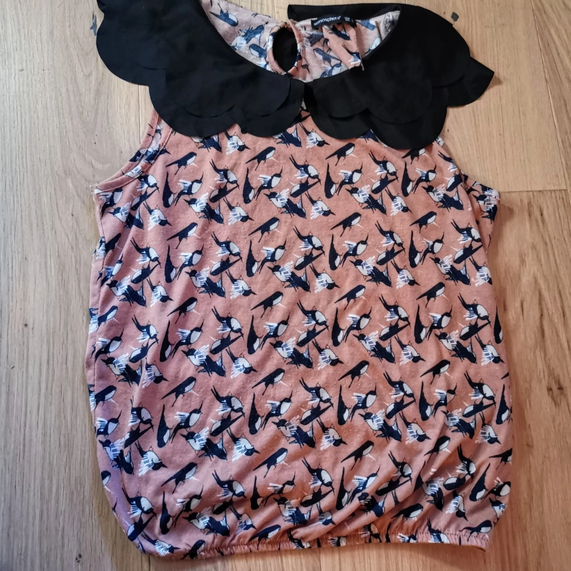 Mönstrad ärmlös blus med svart krage