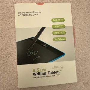6.5" LCD Writing Tablet - Miljövänlig 6,5-tums LCD-skrivplatta som kan användas för målning, graffiti, övning och kalkyl. Kräver inget papper eller krita och är enkel att använda. Perfekt för anteckningar, skisser eller räkneövningar. Kompakt och lätt att ta med sig.