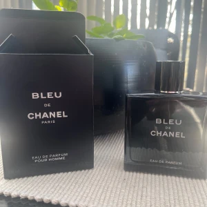 Bleu de Chanel Eau de Parfum - Bleu de Chanel Eau de Parfum för herr, en elegant parfym i en stilren, mörkblå glasflaska med silverdetaljer. Doften är träig och aromatisk, perfekt för dig som vill ha en klassisk och modern signaturdoft.