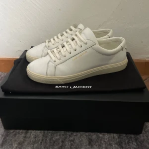 Saint Laurent skor - Ett par Saint Laurent sneakers i toppskick. Skorna är i storlek 36,5 men passar även 37. Hör av dig om du har frågor. Box och dustbags ingår! Priset går att diskutera vid snabb och smidig affär.