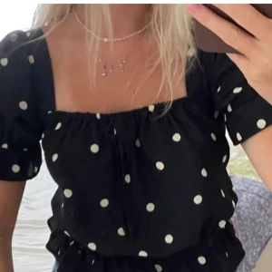 Prickig blus - Så fin prickig plus i bra skick🩷