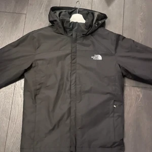 The North Face jacka  - Helt ny the north face jacka, Passar M/L. Priset är ej hugget i sten, skriv vid frågor och funderingar mvh Elliot 😁