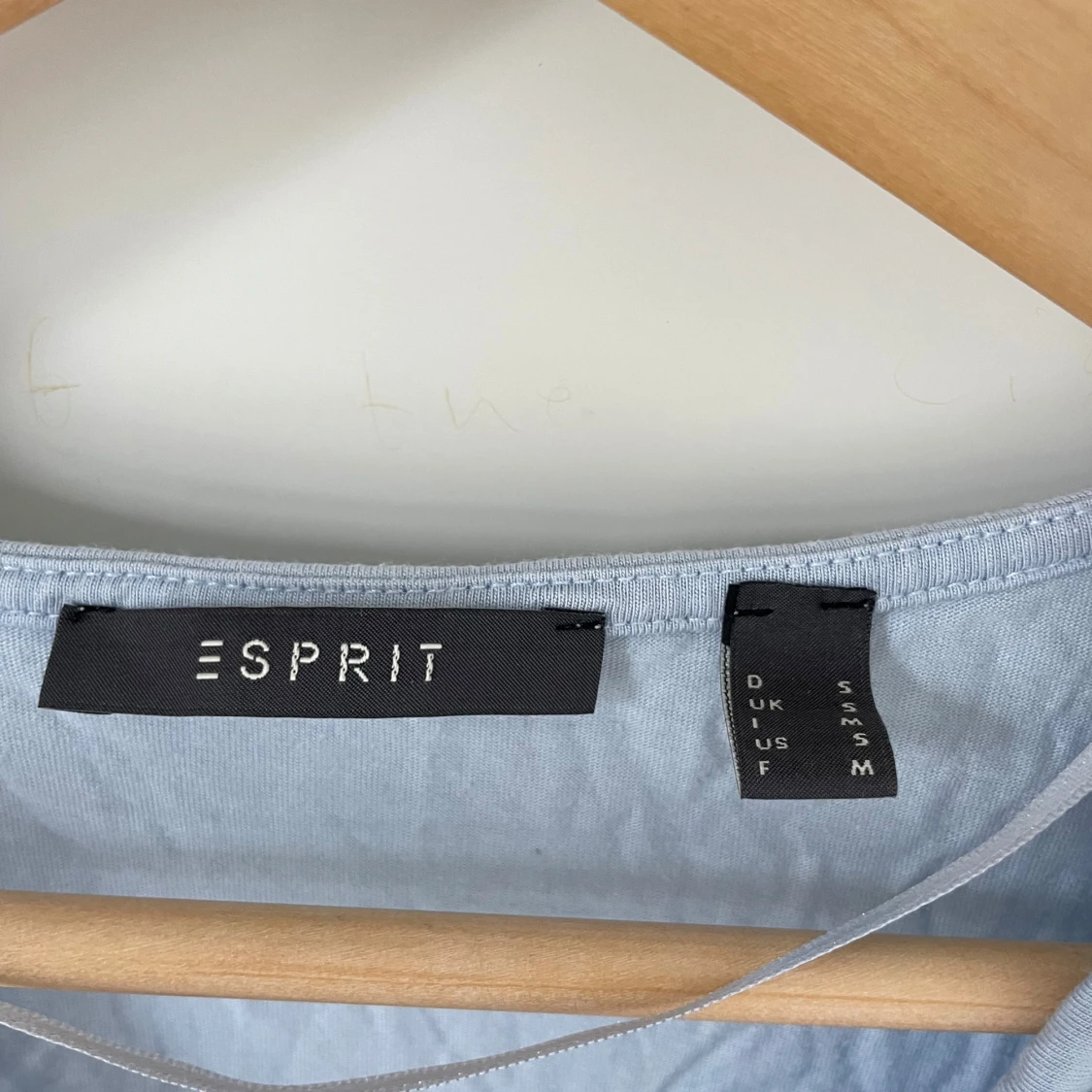 Ljusblå ärmlös topp med draperad hals från Esprit - 1