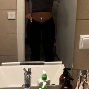 Svarta bootcut byxor - Yoga pants från bikbok  frakt ingår 