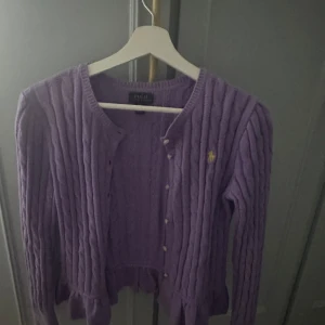 Lila  Polo Ralph Lauren kofta  - Säljer denna perfekta lila koftan från Polo Ralph Lauren. Den är storlek XL/16 men skulle översätta det till en S.💜Jättegullig volang som är fin att ha över linnen på sommaren💗 Den är inte mycket använd heller. 