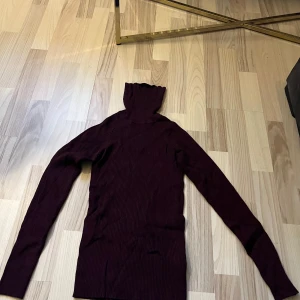 Vinröd polotröja - Strl Xs. Vinröd polotröja från Cubus mjukt och stretchiga material 