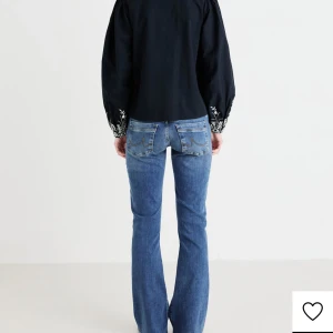 Blå bootcut jeans - Säljer dessa LTB jeans. Köpte för ca 550kr nya från Zalando. Storlek 27/30. Ca S.Använda fåtal ggr och inga effekter. Säljer pga av att jag har för många jeans. Mitt pris kommer ligga på 250kr. Skriv om ni vill ha mer bilder eller om ni är intresserade❤️