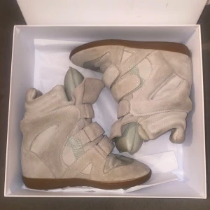 isabel marant skor - säljer mina jättefina isabel marant skor då dom inte används längre. Dom har tecken på användning och sulan har lossnat lite men går lätt att fixa med lim! priset går att diskutera💕