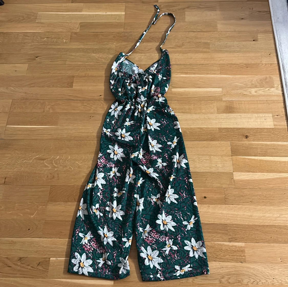 Grön blommig jumpsuit med knytband - 1
