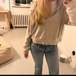 Beige stickad  hoodie med dragkedja - Säljer en beige  hoodie med dragkedja och huva. Soft goat liknade