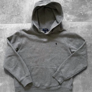 Ralph Lauren Hoodie - Super snygg Ralph Lauren Hoodie. Gjort i tungt material och är väldigt bekväm.  Perfekt skick 🌟 100% Äkta  ✅  Mått 📏  Storlek: Youth L ≈ Storlek XS Vuxen Bredd: 53 Längd: 55 Ärm: 56  A53