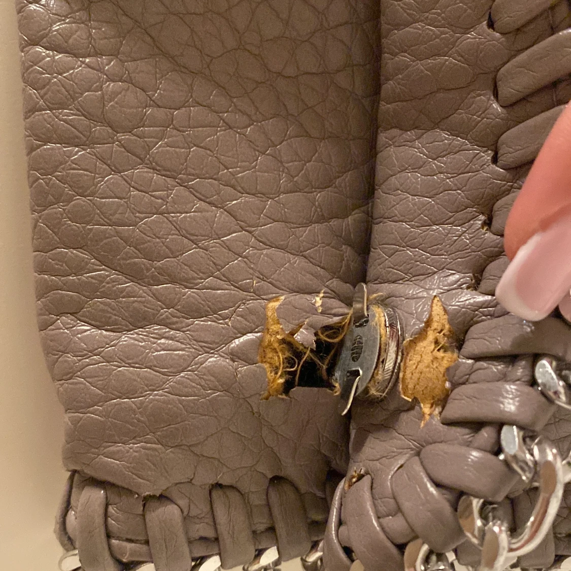 Beige axelväska med kedjedetaljer - 4