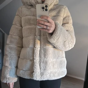 Beige teddyjacka från Samsøe Samsøe - Pälsjacka från samsoe samsoe. Storlek 36