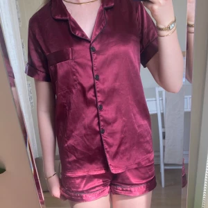 Vinröd silkes pyjamas - Vinröd silkes pyjamas, perfekt till sommaren♥️ 