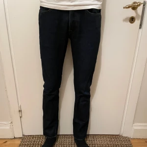 Acne jeans - säljer ett par feta Acne Roc New Raw Jeans. Jeansen är i storlek W30 L32 och är riktigt sköna. De är i mycket bra skick och har inga tydliga tecken på användning. Nu säljer jag dessa för endast 199kr, inklusive fri frakt. Hör av er vid frågor och bud.