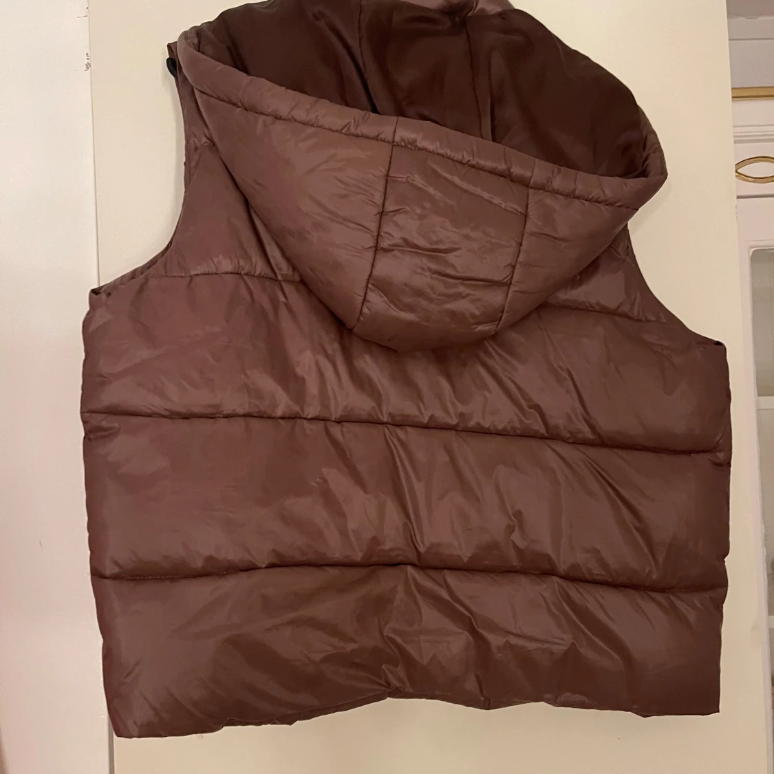 Brun väst med luva - 1