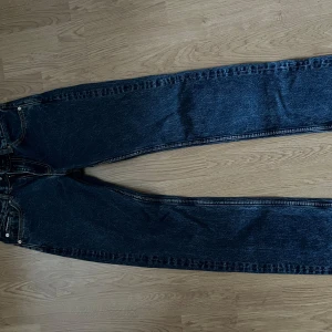 Mörkblå Eytys Jeans - Säljer ett par mörkblå jeans från Eytys i modellen Cypress Dark Waffle. Nypriset var 2500 kr. Knappt använda.