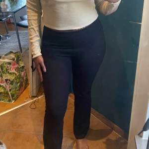 Svarta leggings med hög midja - Svarta, tighta leggings med hög midja. Perfekta för en enkel och stilren look. Mjukt och stretchigt material som sitter skönt på kroppen.