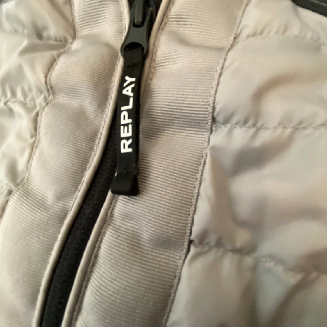Ljusgrå dunväst från Replay - 3