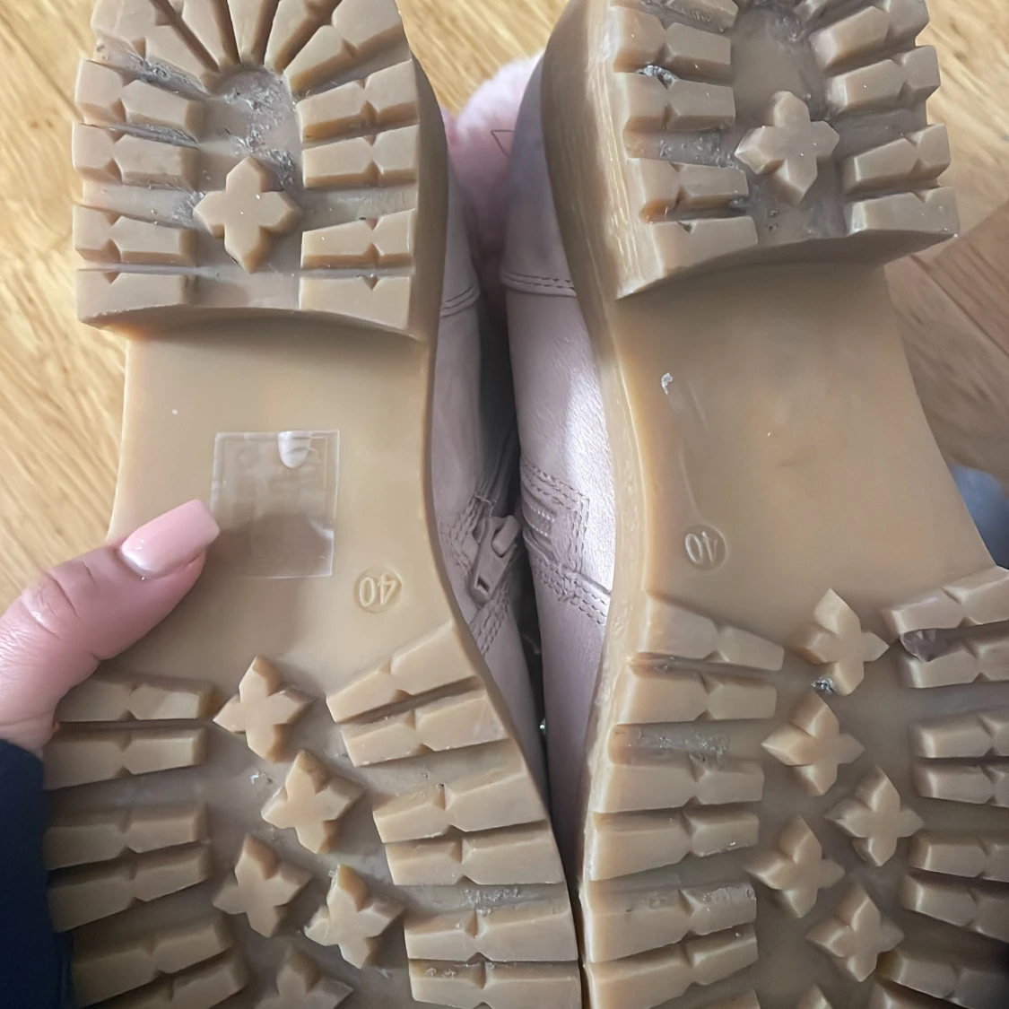 Ljusa boots med rosa fuskpäls - 2