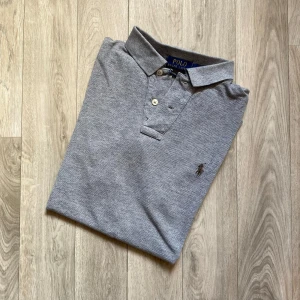 Ralph Lauren piké  - • Säljer en Ralph Lauren piké  • Tröjan är i mycket bra skick utan några tydliga tecken på användning eller slitage!   • Storlek M och är true to size!  • Köp postas alltid inom 48h men siktar alltid på att få iväg det samma dag! 🙌🏼📦  • Priset kan diskuteras vid snabb affär 🙌🏼🤝🏼  