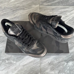 Valentino skor - Valentino Rockrunner - Skick: Fint skick - Storlek 38, passar 39 - Tillbehör: Valentino kort - Nypris: 6000kr - TrendWardrobe