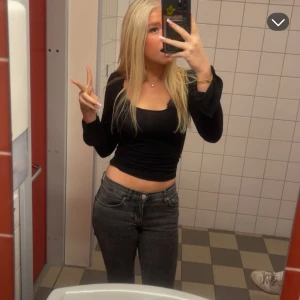 Jättefina gråa jeans - Jättefina gråa jeans från gina tricot. Använda sparsamt och väldigt sköna i pass storlek. 