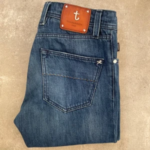 Tramarossa Jeans - Shyssta jeans ifrån märket tramarossa. Jeansen är i riktigt bra sick! Storlek på jeansen är size 33, motsvarar ungefär W30/L32 om jag får gissa. Hör av dig vid frågor och funderingar!              