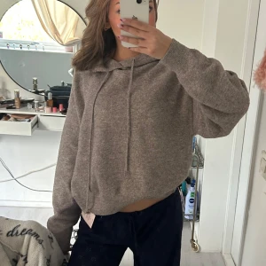 Beige stickad hoodie - Mysig beige stickad hoodie med huva och dragsko. Enkel och stilren design som passar till det mesta.