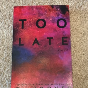 Too Late (oanvänd) - Säljer boken 'Too Late' av Colleen Hoover. Omslaget har en färgstark design i rött, rosa och svart med stora svarta bokstäver. Boken är en roman på engelska och passar dig som gillar spännande och känslosamma berättelser.