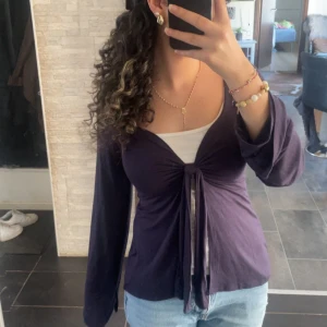 Navy Maddy blouse av Design by si - Säljer en Maddy blouse i färgen marin blå av design by si. Blusen är endast använt 2 gånger och är i nästan nyskick- väldigt mjuk, streching och bekvämt mateial som formar sig fint efter kroppen. Tyvärr så kommer inte den till användning på grund av att den är inte riktigt min still. Nypris: 392kr Mitt pris: 250kr💗