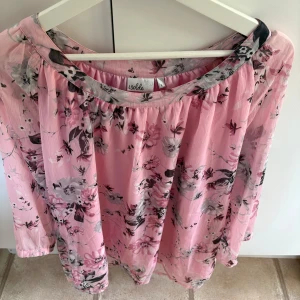 Blommig blus från Isolde! - Säljer en rosa, blommig blus från isolde. Perfekt både till de festligare tillställningarna och till vardags!