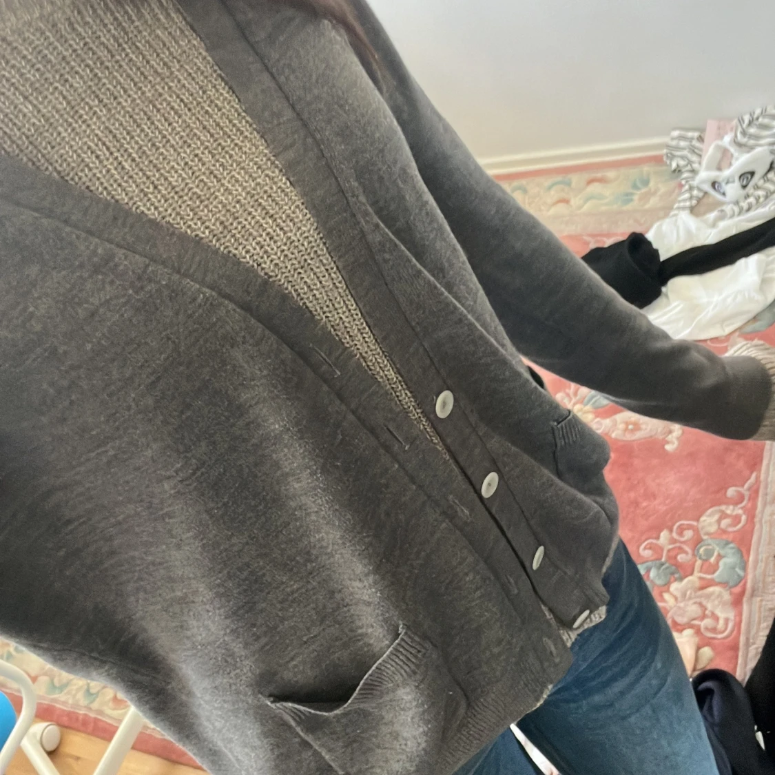 Säljer en kofta med ett fint märke på bröstet  - 1