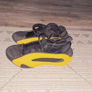 James Harden vol 8 basketskor - Säljer ett par unika svarta och gula sneakers från  med högt skaft och snörning. Skorna har en cool design med svart ovandel och gula detaljer längs sidorna och sulan. Perfekta för dig som vill sticka ut med din stil på träningar och matcher. Dessa är använda endast 3mån, så i nyskick. Nya kostar 1700.  Kan justera priset lite